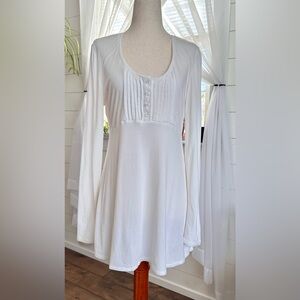 White long-sleeve tunic-length top by Boston Proper
Size: Medium